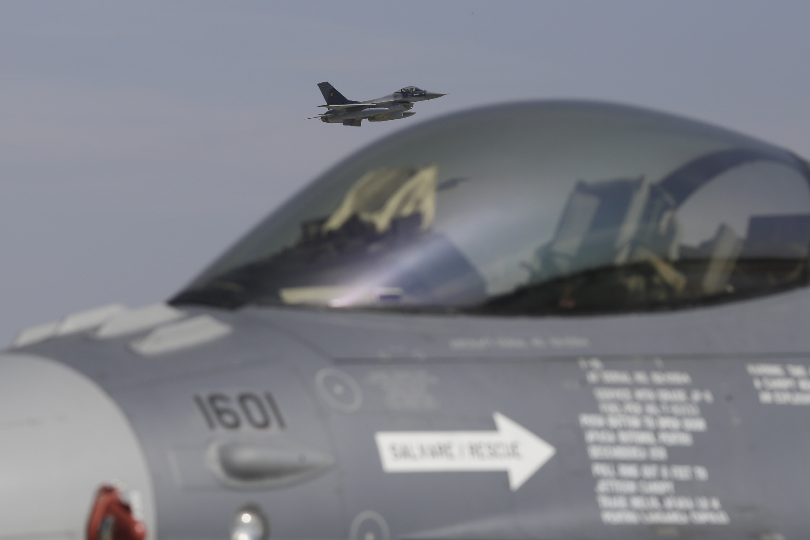 Expert militar: Piloții F-16 au găsit soluția pentru tragerea la altitudine joasă