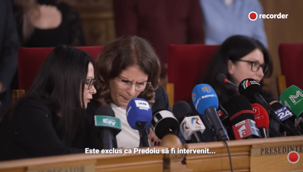 Momentul din conferința de presă a conducerii Curții de Apel, cand Iulia Tudor citește mesajele Liei Savonea. Foto: captură video Recorder