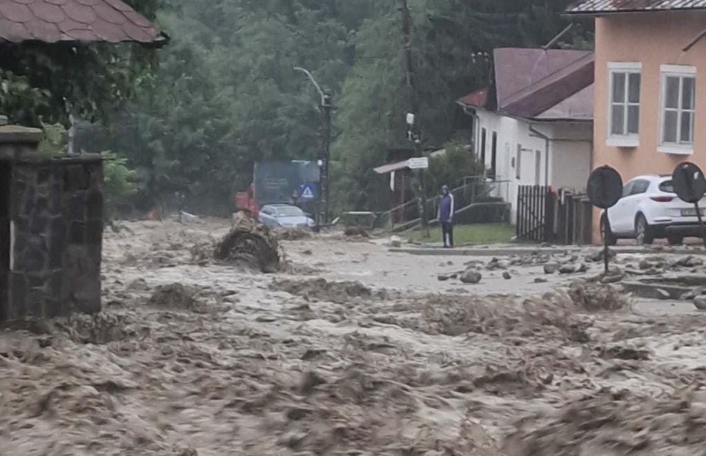 Viitură puternică Bușteni: traficul blocat și mașini luate de apă / Rupere de nori și în București, a fost emis mesaj RO-Alert