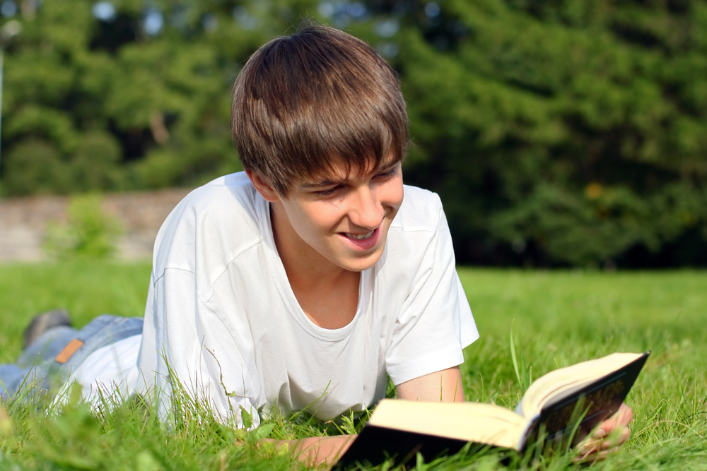 Pentru că nu vor „încă un roman banal” sau pur și simplu declară că urăsc lectura, adolescenților le trebuie titluri captivante, intrigi și povești care să le vorbească pe limba lor și să le deschidă o altă lume. FOTO: Shutterstock