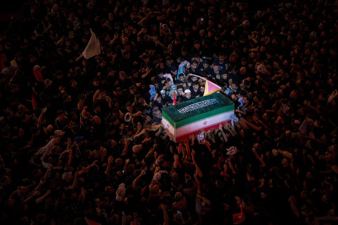 VIDEO Liderul suprem iranian ucis în prima zi a războiului a fost înmormântat, dar unde este succesorul său? Ce au arătat ultimele zile din Iran