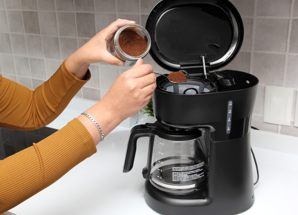 femeie care prepară cafea la filtru