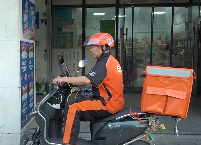 Curier chinez premiat literar renunță să abandoneze meseria de livrator