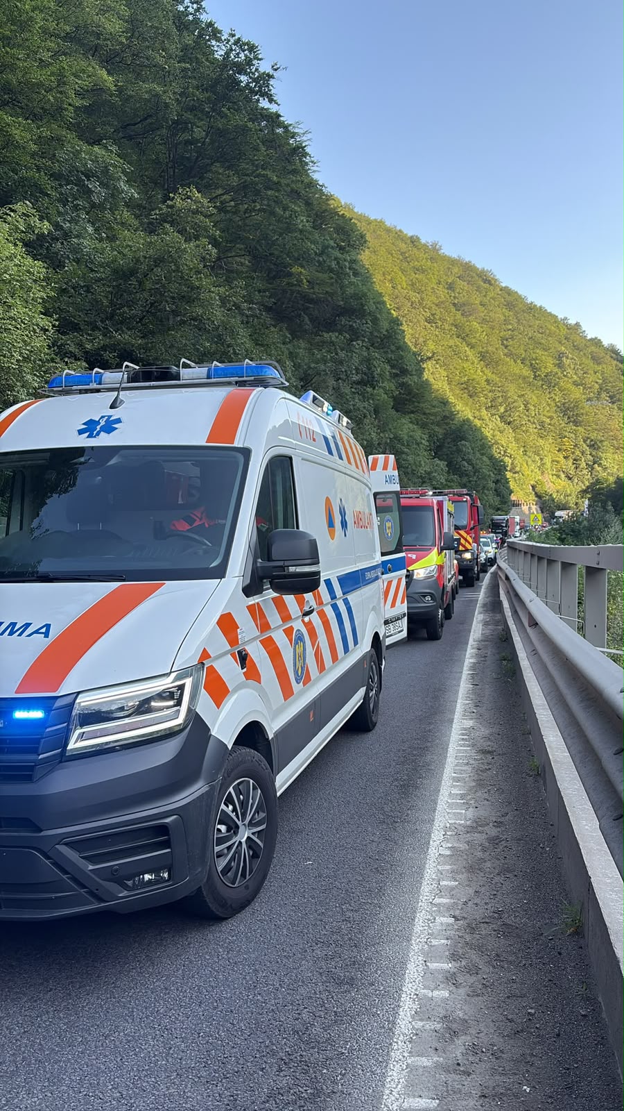 Accident fatal și trafic blocat pe Valea Oltului din cauza căderii unui bolovan