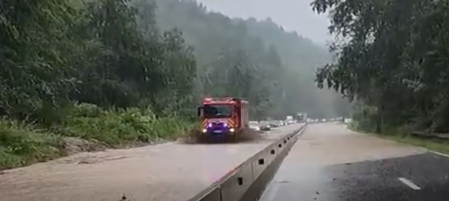 Trafic restricționat pe DN 1 din cauza ploilor torențiale. Pompierii intervin în zona Comarnic