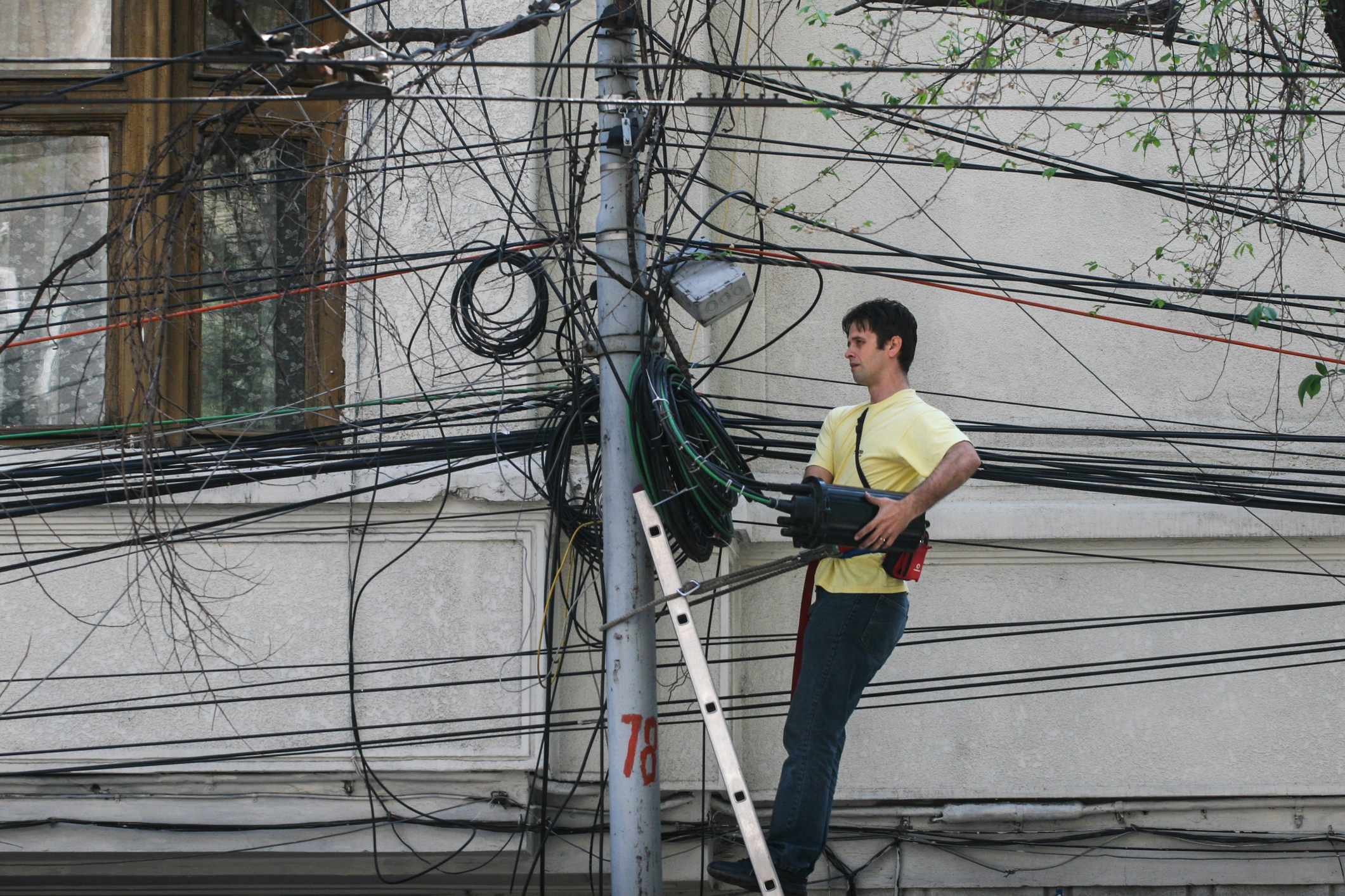 Cablurile de pe stâlpii din București sunt mutate în subteran, dar micii furnizori de internet reclamă costuri mari