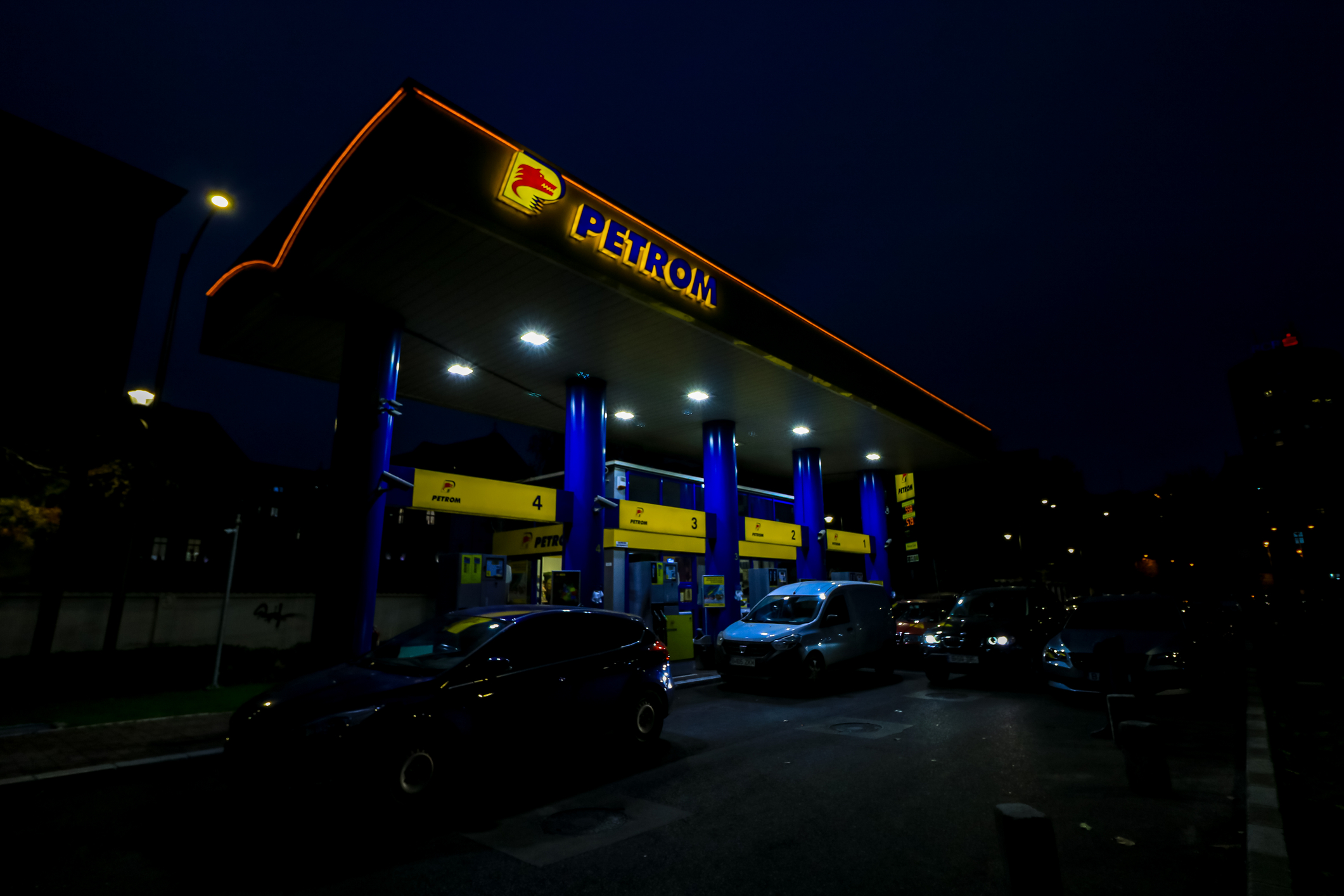Bolojan: România nu va avea penurie de carburanți, dar avertizează asupra prețurilor