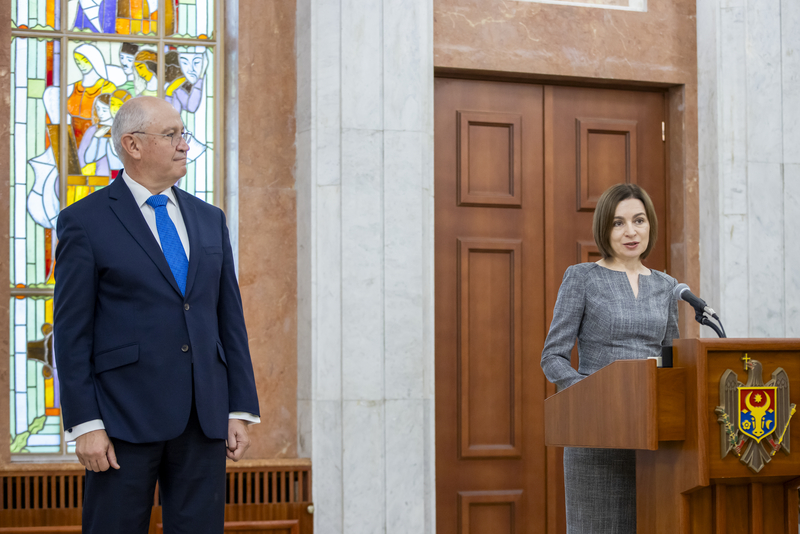 Alexandru Munteanu și Maia Sandu la ceremonia de depunere a jurământului, pe 1 noiembrie 2025 Foto: Dreamstime