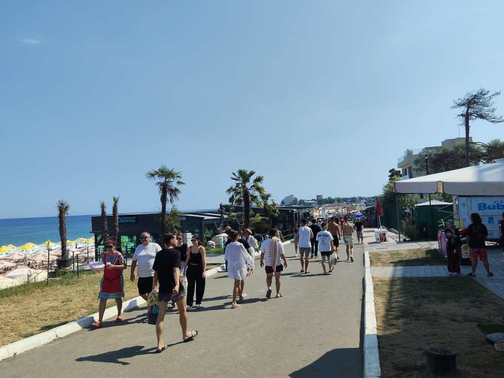 După cele câteva ore de somn, adolescenții ieșeau la plajă sau prin centru stațiunilor, așteptând să se facă ora pentru următorul concert. FOTO: Cristina Călin