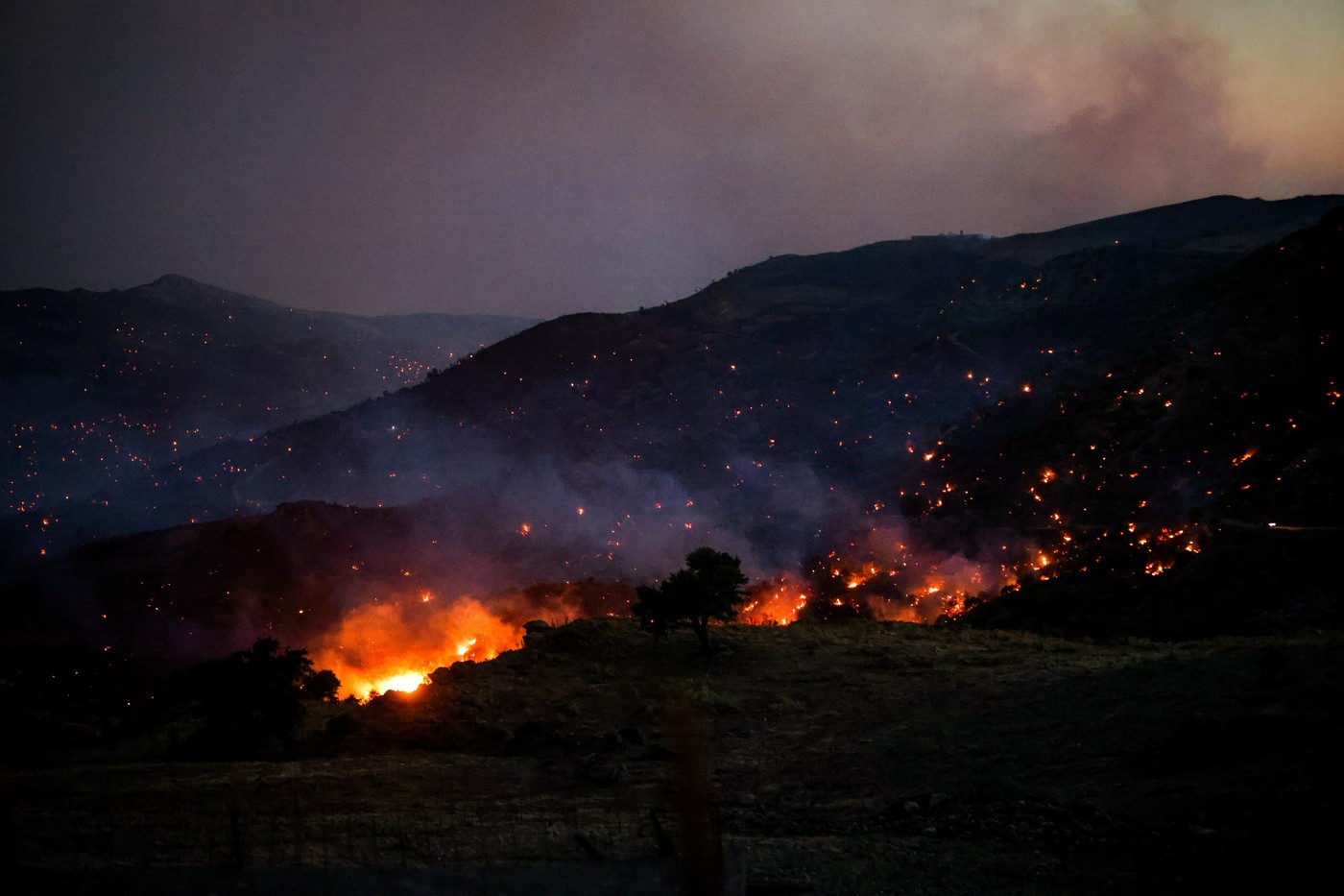Incendii violente în Grecia, avertizare pentru turiștii români