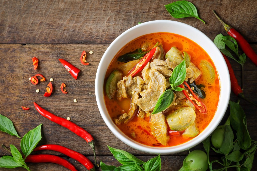tom yum, mâncare thailandeză cu ardei iute