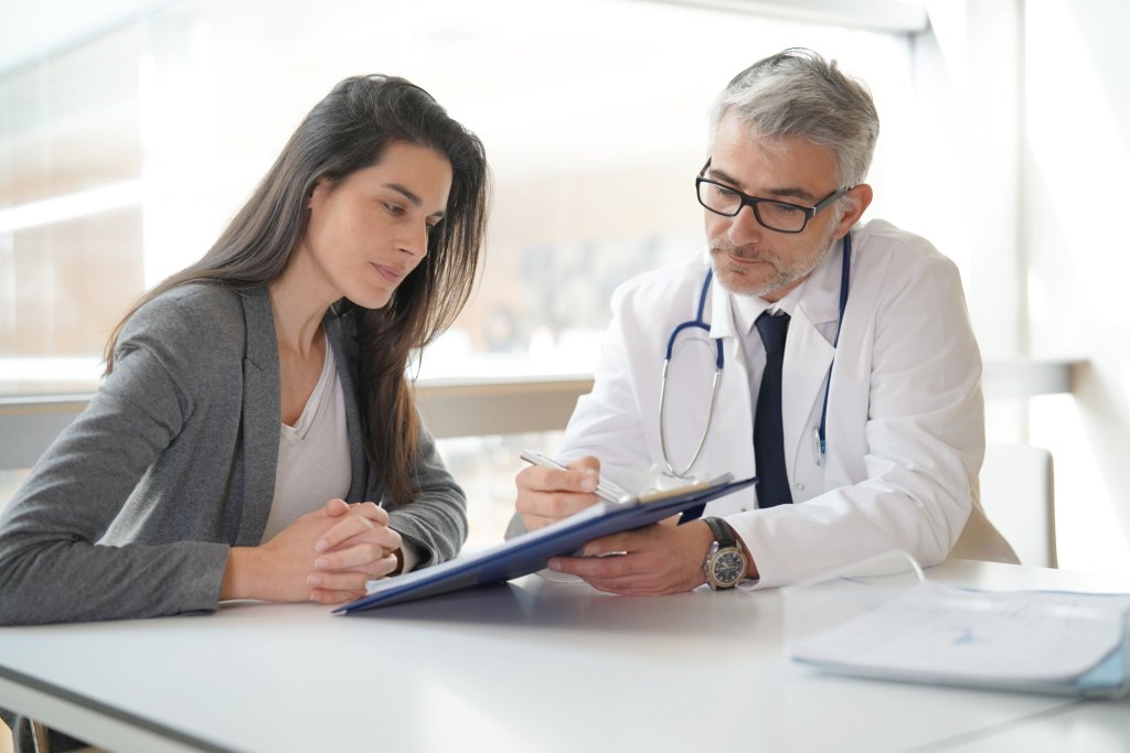 pacientă de vârstă mijlocie la doctor