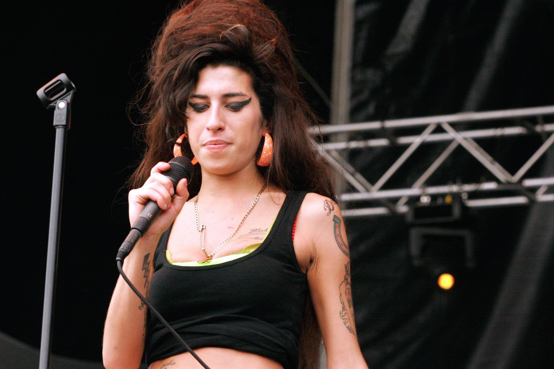 Genți, pantofi și o rochie din ultimul turneu al lui Amy Winehouse. Cum a ajuns tatăl cântăreței  condamnat la plata unor despăgubiri de 1 milion de euro
