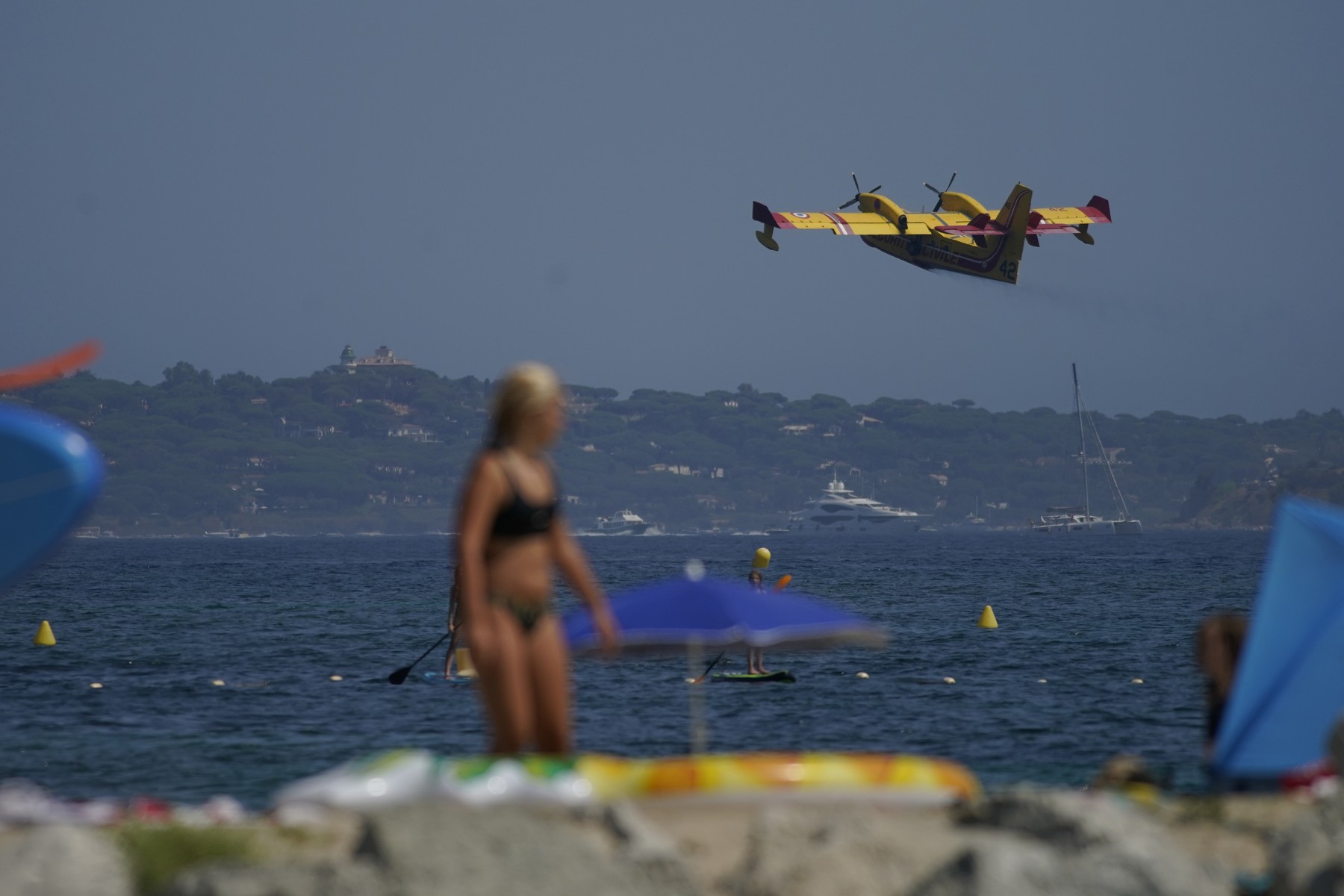 Incendiu de vegetație extins pe Riviera Franceză provoacă evacuări și daune