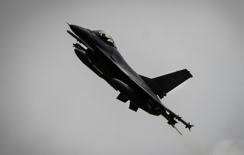 Avion de vânătoare F-16 al Ucrainei, prăbușit în misiune de luptă. „Situație de urgență” când intercepta ținte rusești