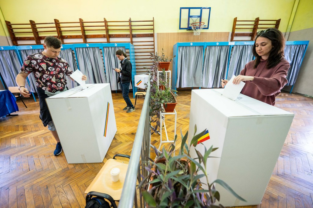 Alegeri anticipate: în tabere opuse, votanții AUR și cei ai USR au totuși ceva în comun. Date dintr-un sondaj de opinie recent