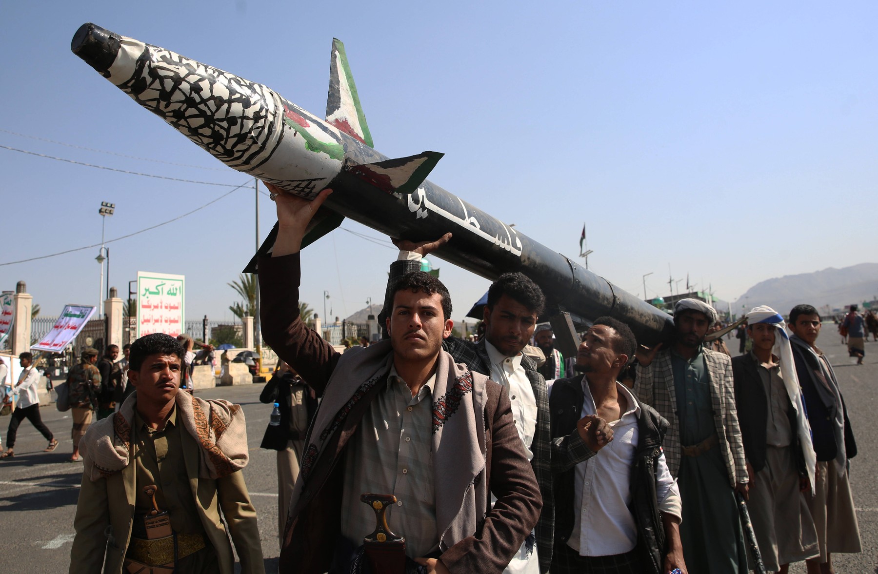 Iran trimite comandanți și echipamente militare în Yemen pentru sprijinirea rebelilor Houthi
