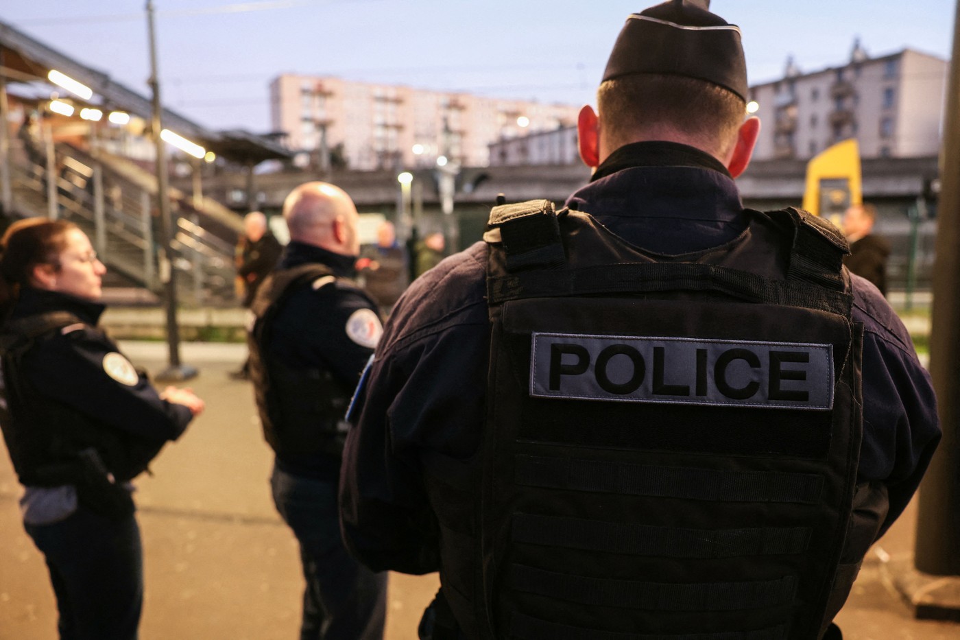 Anchetă de terorism la marginea Parisului, după găsirea unor arme. Sute de persoane evacuate din zonă