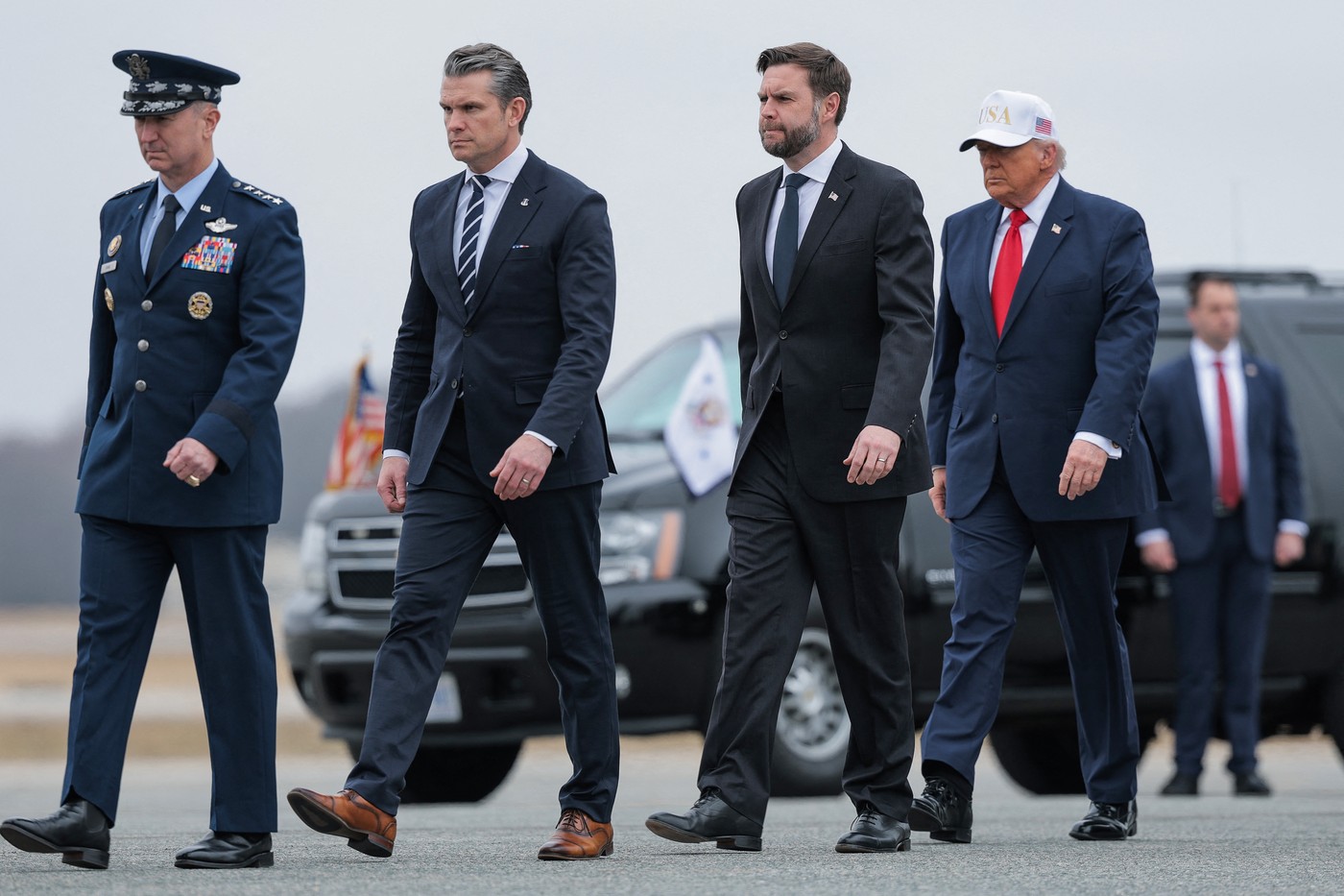 De ce au suspendat SUA atacurile din Iran? Avertismentul primit de Trump de la JD Vance și șeful armatei