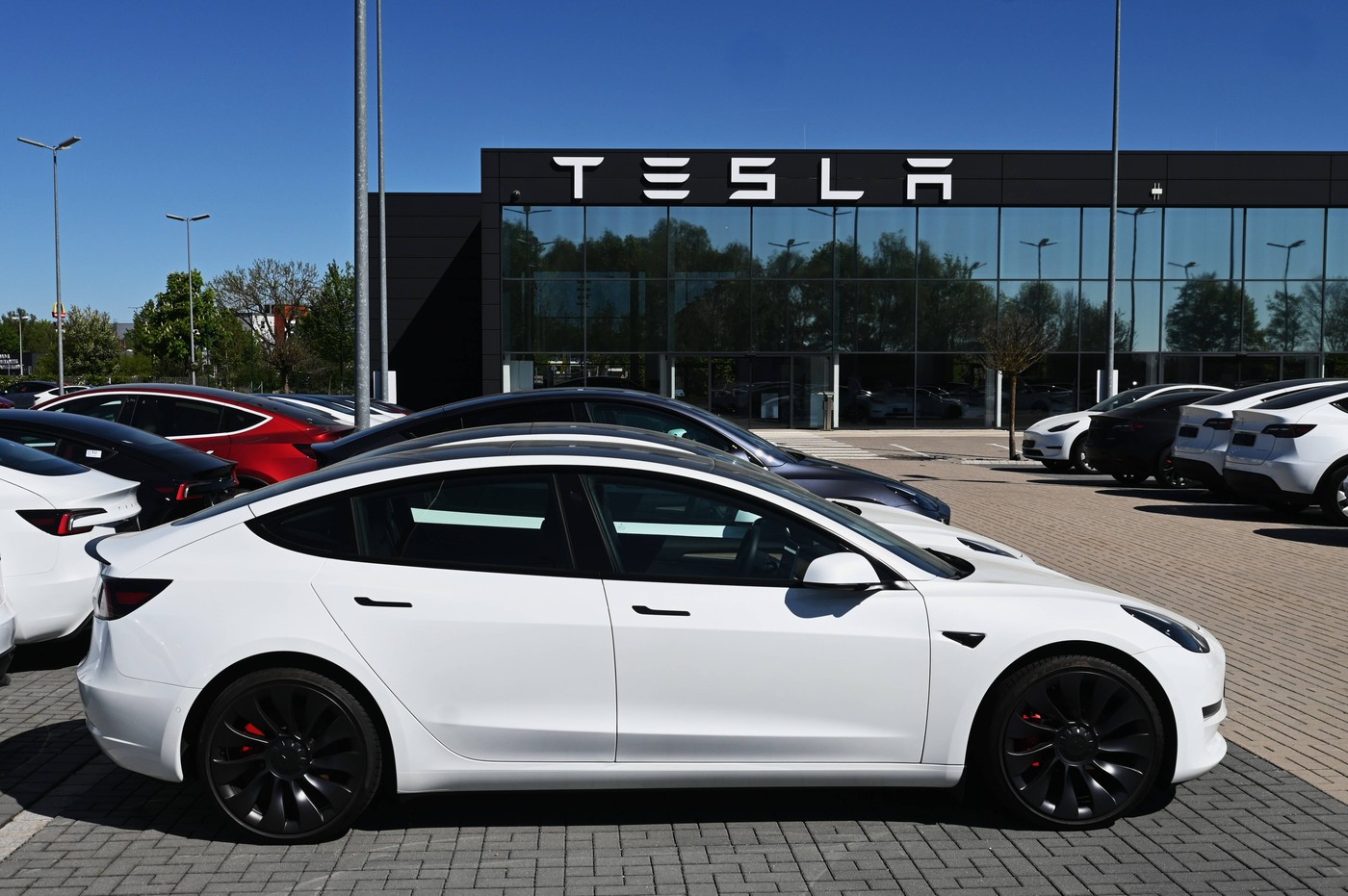 Tesla depășește Mercedes-Benz în topul vânzărilor globale auto