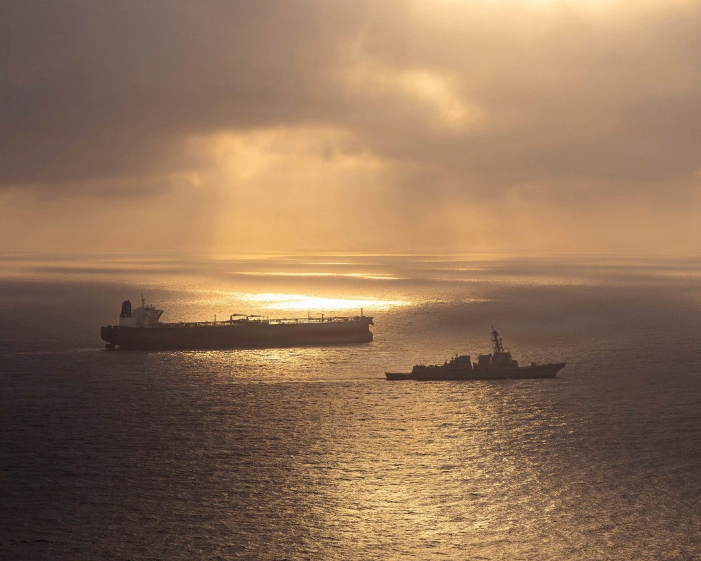 Evoluția bizară din Ormuz: Navele refuză ajutorul armatei americane, deși Casa Albă susține că „petrolul curge”