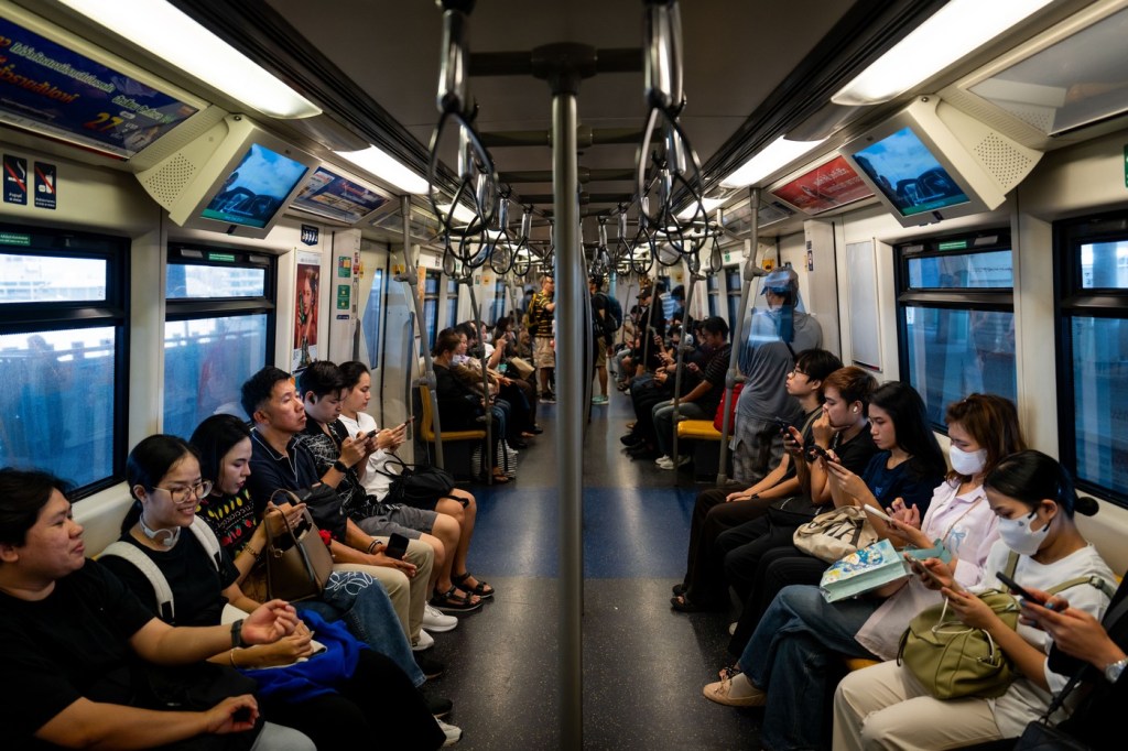 Gestul care a înfuriat o țară întreagă. Cât i-a costat pe niște adolescenți italieni scandalul făcut într-un tren din Bangkok
