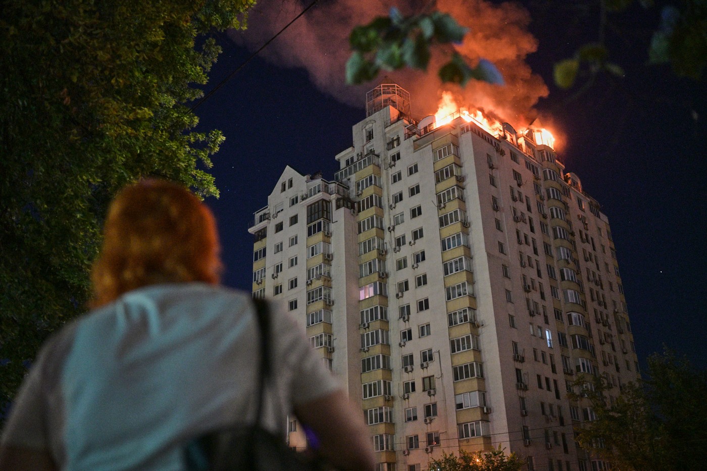 Kiev sub asalt: Hotel și blocuri în flăcări după bombardament masiv
