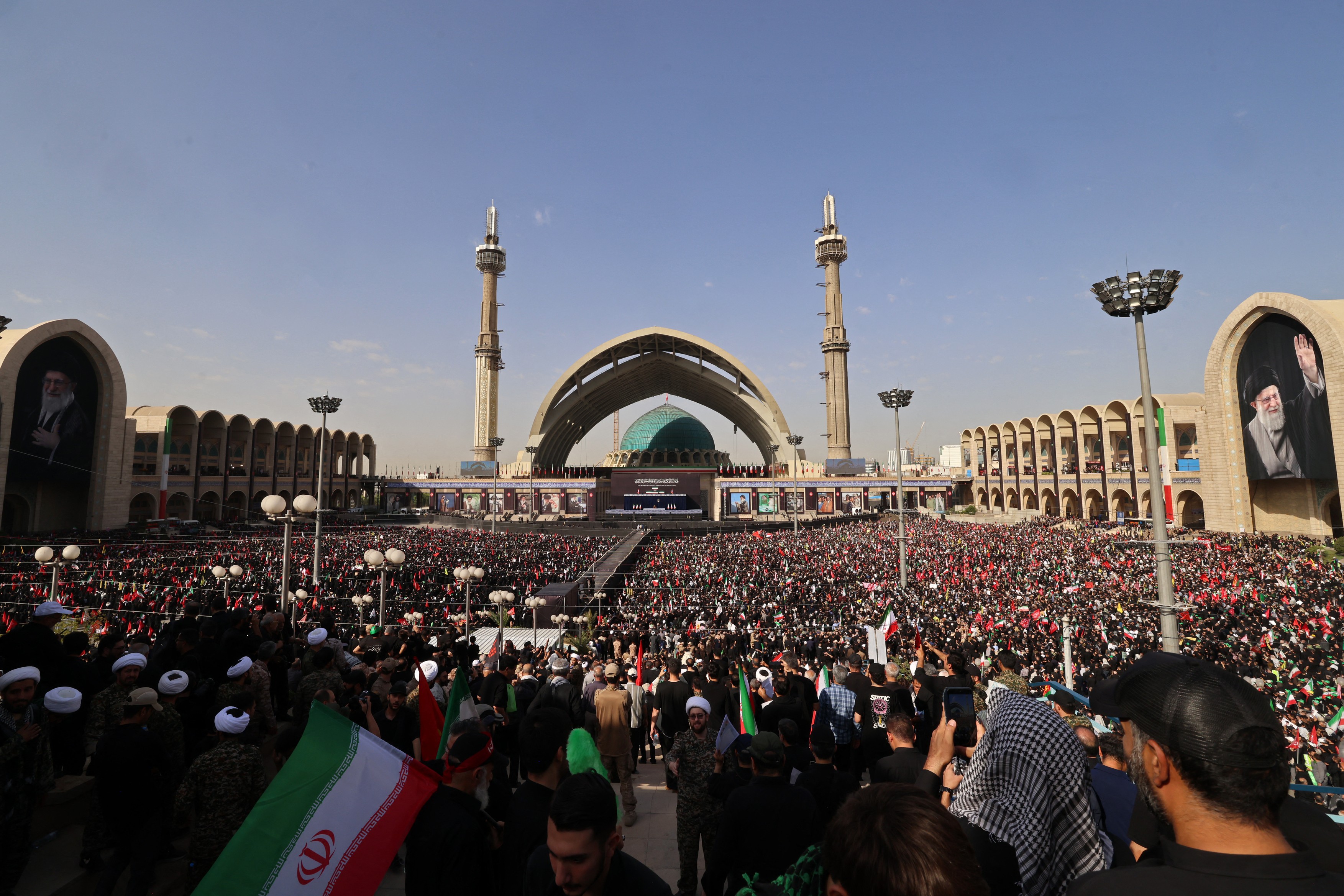 Funeraliile lui Ali Khamenei: Zeci de mii de oameni la Teheran