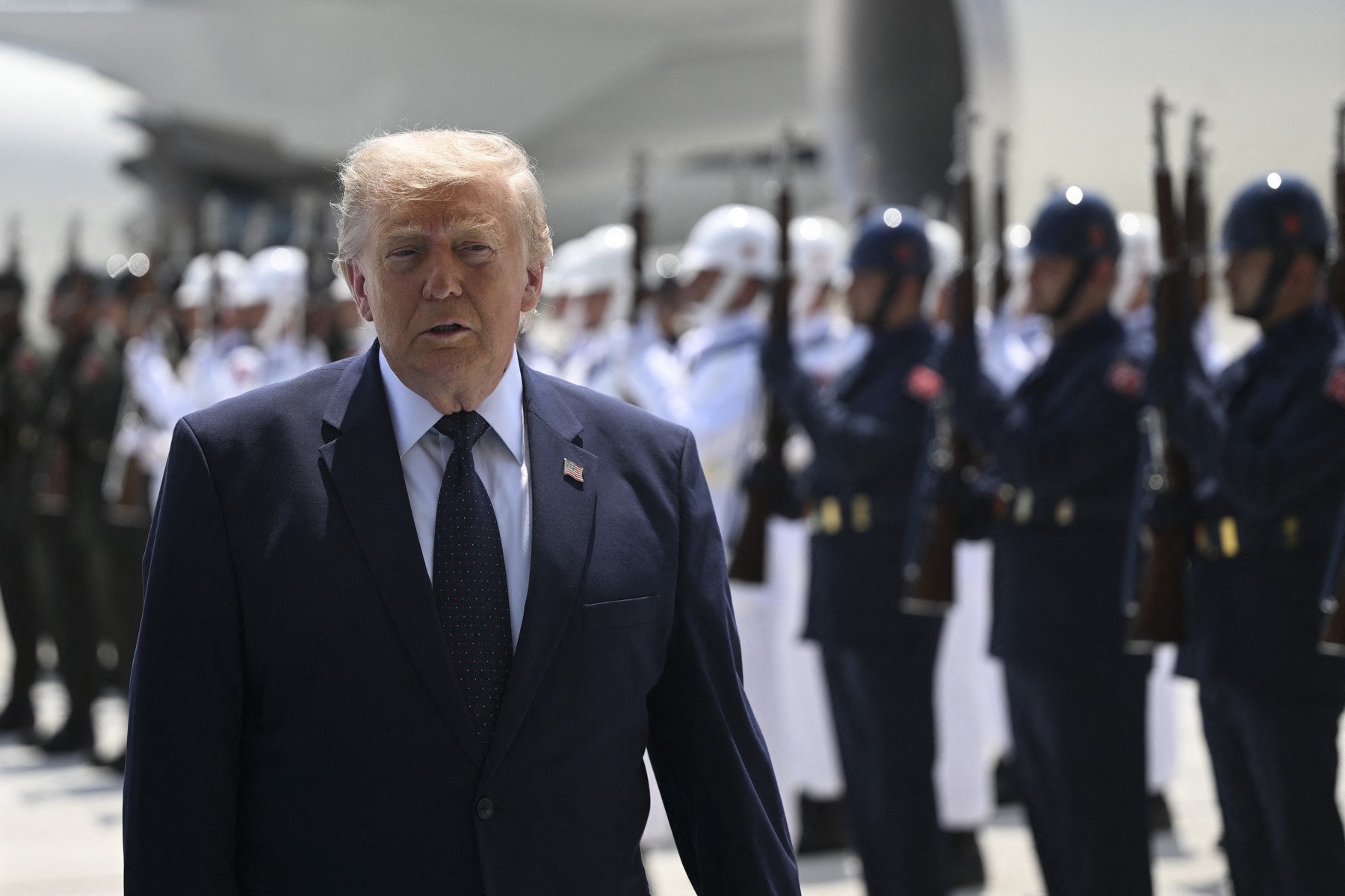 SUA lansează noi atacuri asupra Iranului, în timp ce Trump avertizează Teheranul că „ar trebui să se comporte frumos”