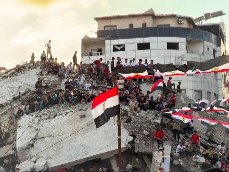 Mai mulți oameni din Gaza urmăresc Cupa Mondială, printre ruine Foto: Profimedia