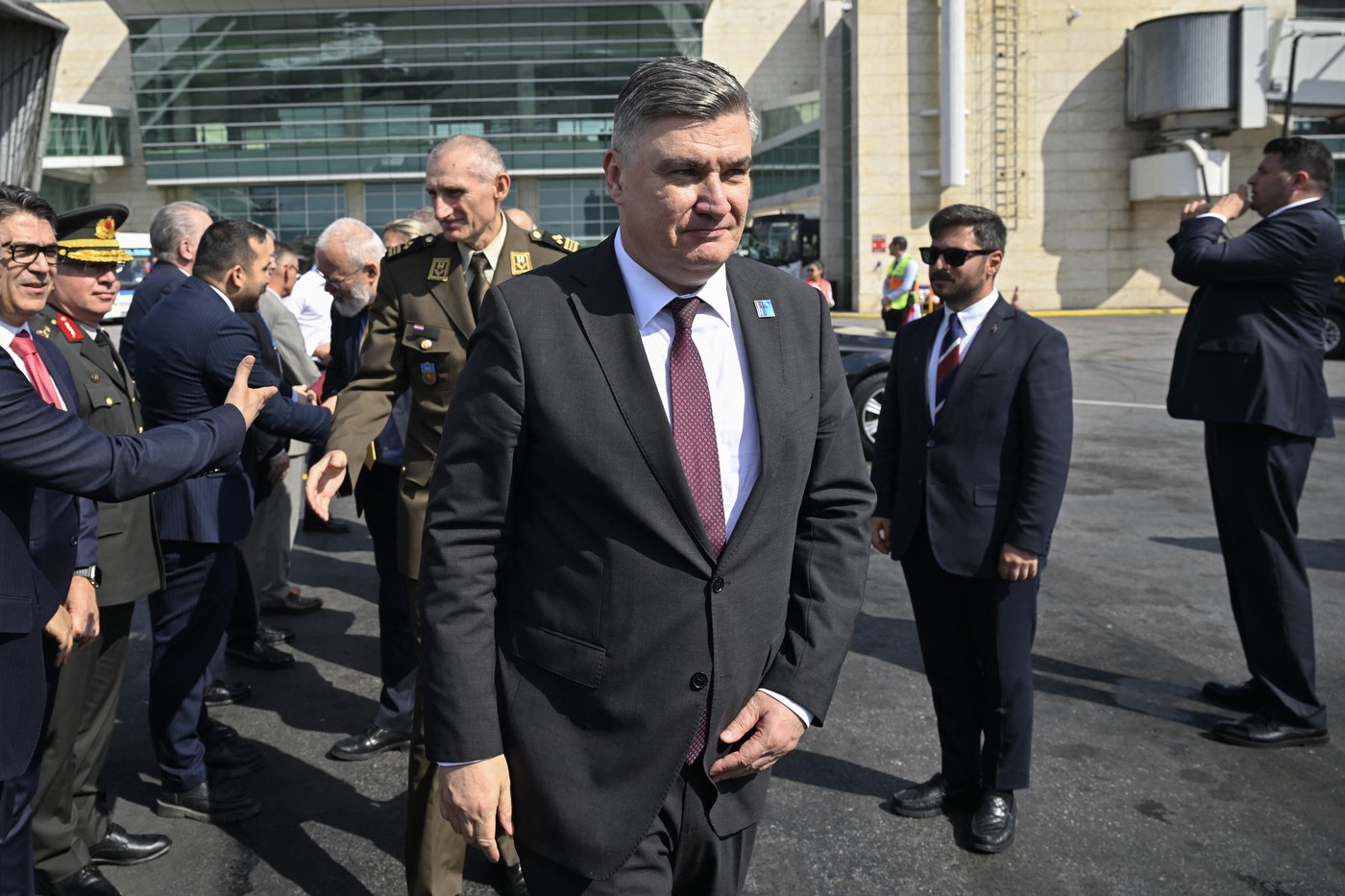 Înarmarea Serbiei îngrijorează o țară vecină: „Sper să nu-și cumpere un portavion pe roți”