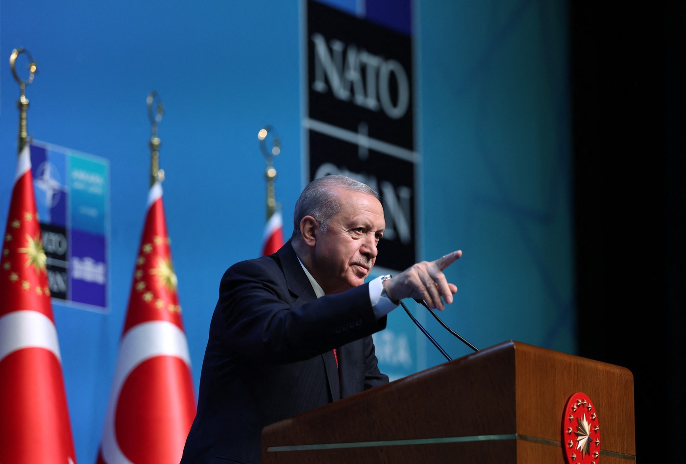 Revolvere cu muniție reală: Cadoul lui Erdogan pentru liderii NATO. Un premier spune că a fost nevoit să lase pistolul în Turcia