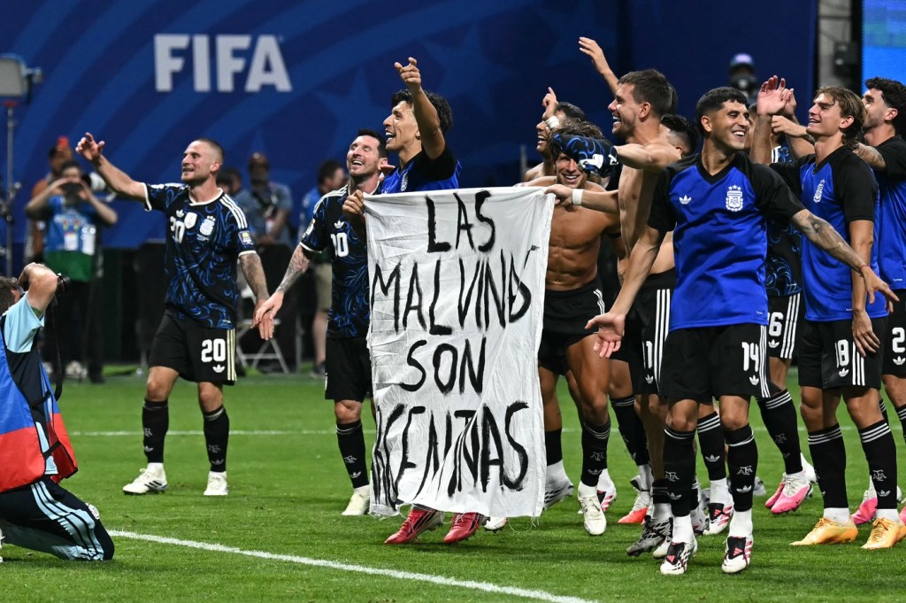 Argentina e în finală după ce a învins Anglia, dar riscă sancțiuni din partea FIFA după un gest interzis la finalul meciului