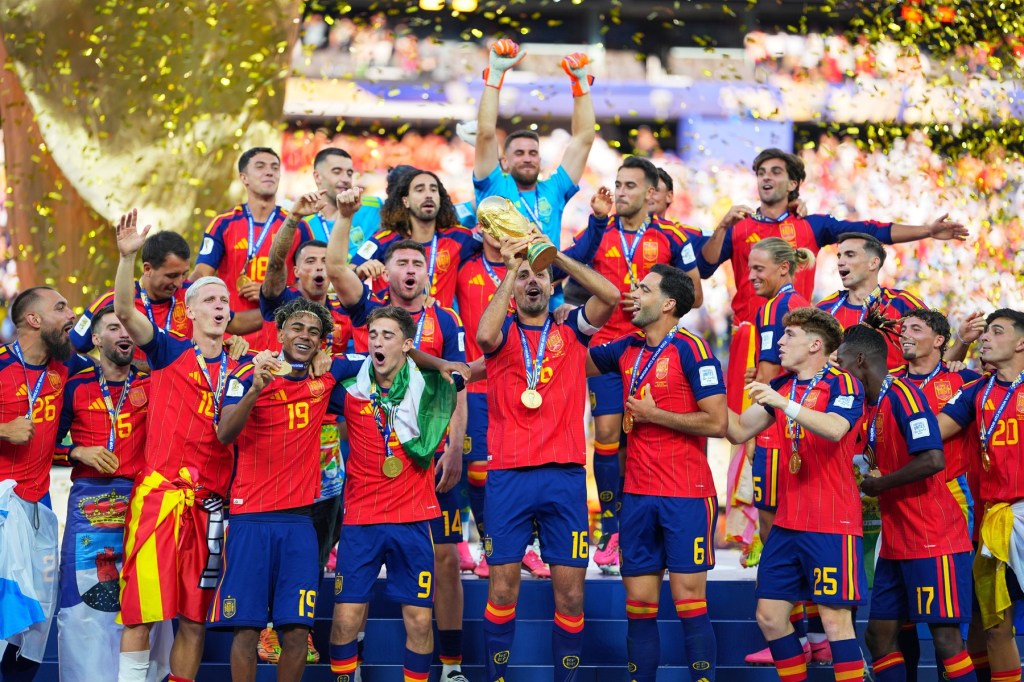 Spania sărbătorește câștigarea cupei CM 2026, după finala cu Argentina. Foto: Julio Cortez / AP / Profimedia