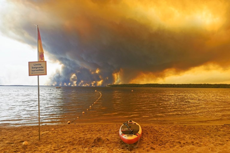 Incendiile din Gironde, văzute de pe plaja lacului Moutchic, aflat în apropiere de Bordeaux Foto: Profimedia