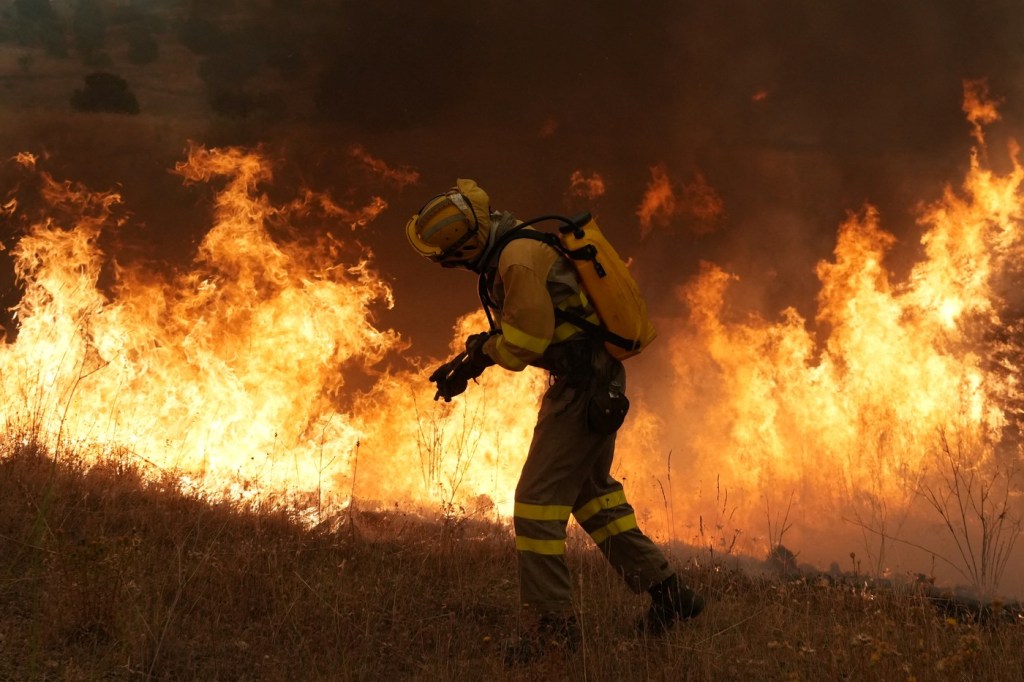 „Te devorează dacă nu fugi”. Incendii istorice în Franța și Spania, cu peste 220.000 de evacuați din cauza focului „XXL”