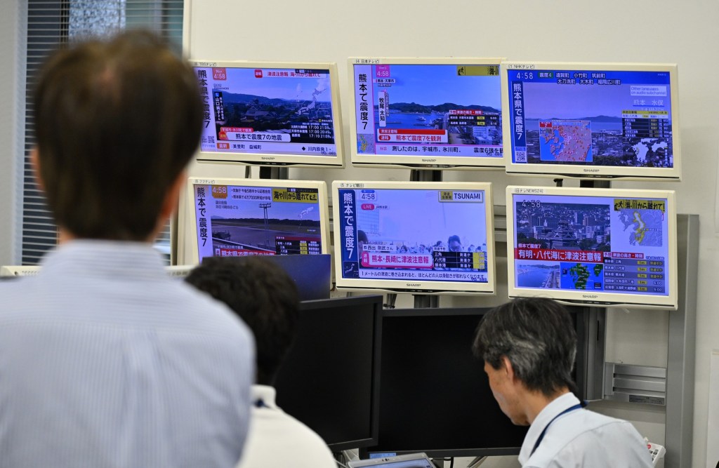 Numărul victimelor decedate în cutremurul din Japonia a ajuns la 13/ Echipele de salvare scot oameni din centrul comercial prăbușit