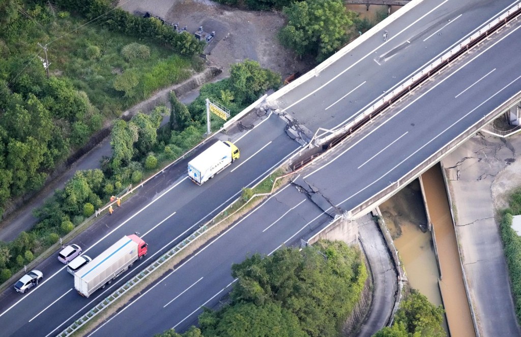 Drumurile din Japonia au fost și ele afectate de cutremur Foto: Profimedia