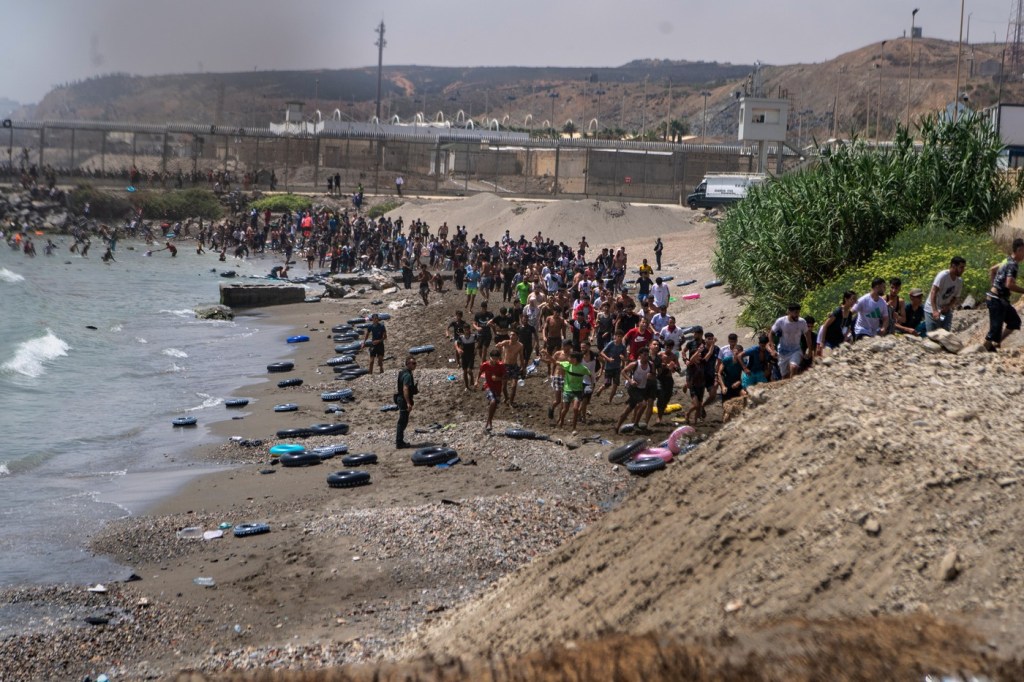 Criza migranților din exclava spaniolă Ceuta capătă amploare. Madridul trimite armata / Măsură extraordinară analizată la Roma