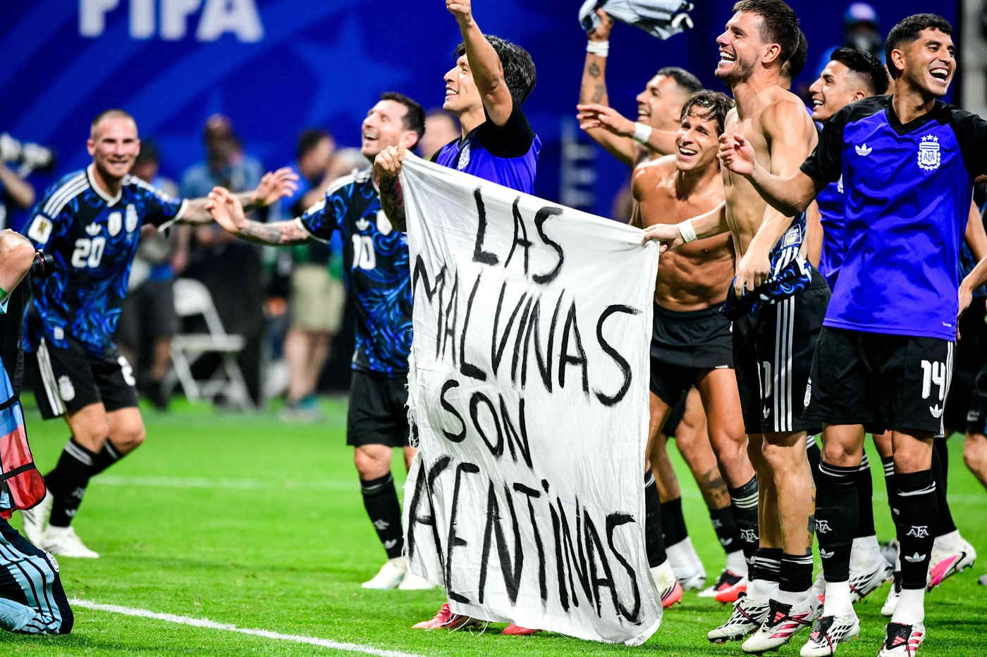 Marea Britanie cere FIFA să investigheze jucătorii argentinieni pentru afișarea bannerului despre Insulele Falkland