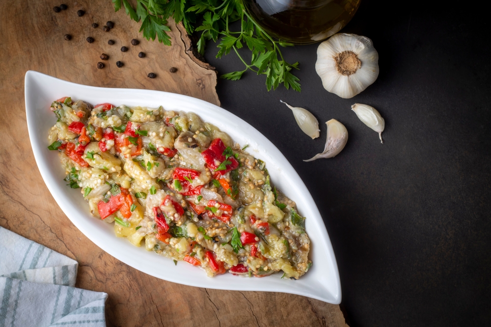 Salata de vinete: trucuri pentru textură cremoasă și gust autentic
