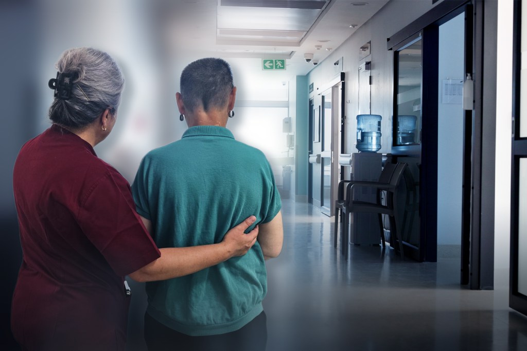 REPORTAJ Femeia care „nu există”, deși e internată de 24 de ani într-un spital din România și niciun centru de asistență socială nu a preluat-o. „S-a dus, ușor-ușor, generația care își îngrijea bătrânii acasă”