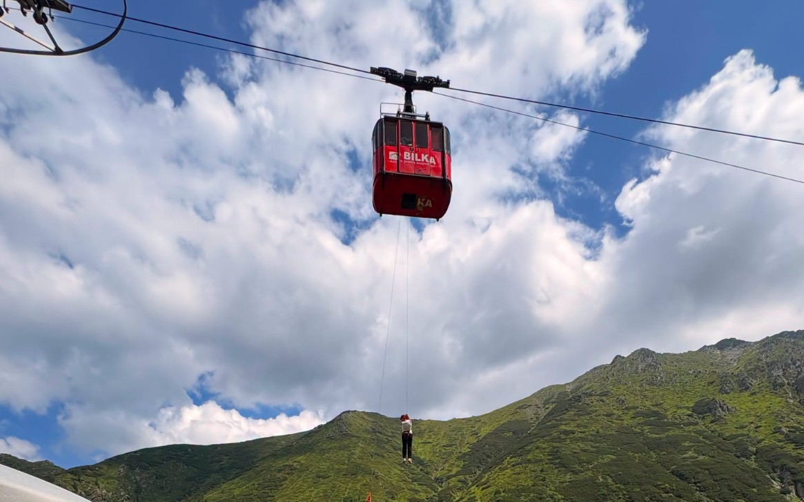 Senzații tari în telecabina de la Bâlea, din cauza unei defecțiuni. Turiștii au fost coborâți pe cabluri de Salvamont