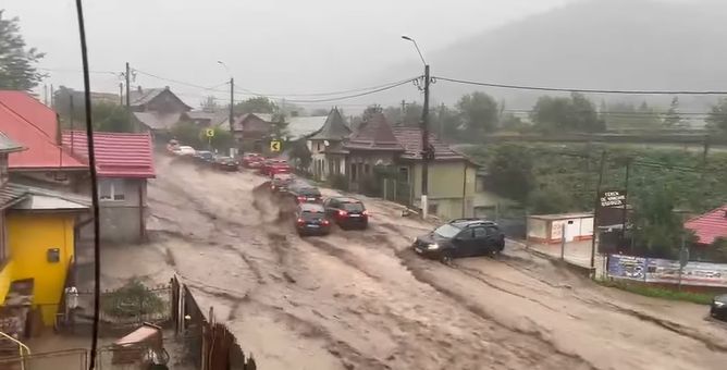 Viitură puternică în Bușteni, Armata intervine pentru ajutor