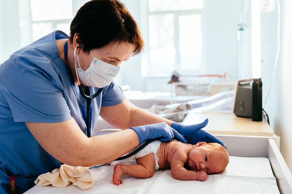 Vitamina K la nou-născuți este una dintre cele mai studiate măsuri de prevenție din neonatologie. Ce este adevărat și ce este fals în afirmațiile care îi determină pe unii părinți să o refuze. FOTO: Shutterstock
