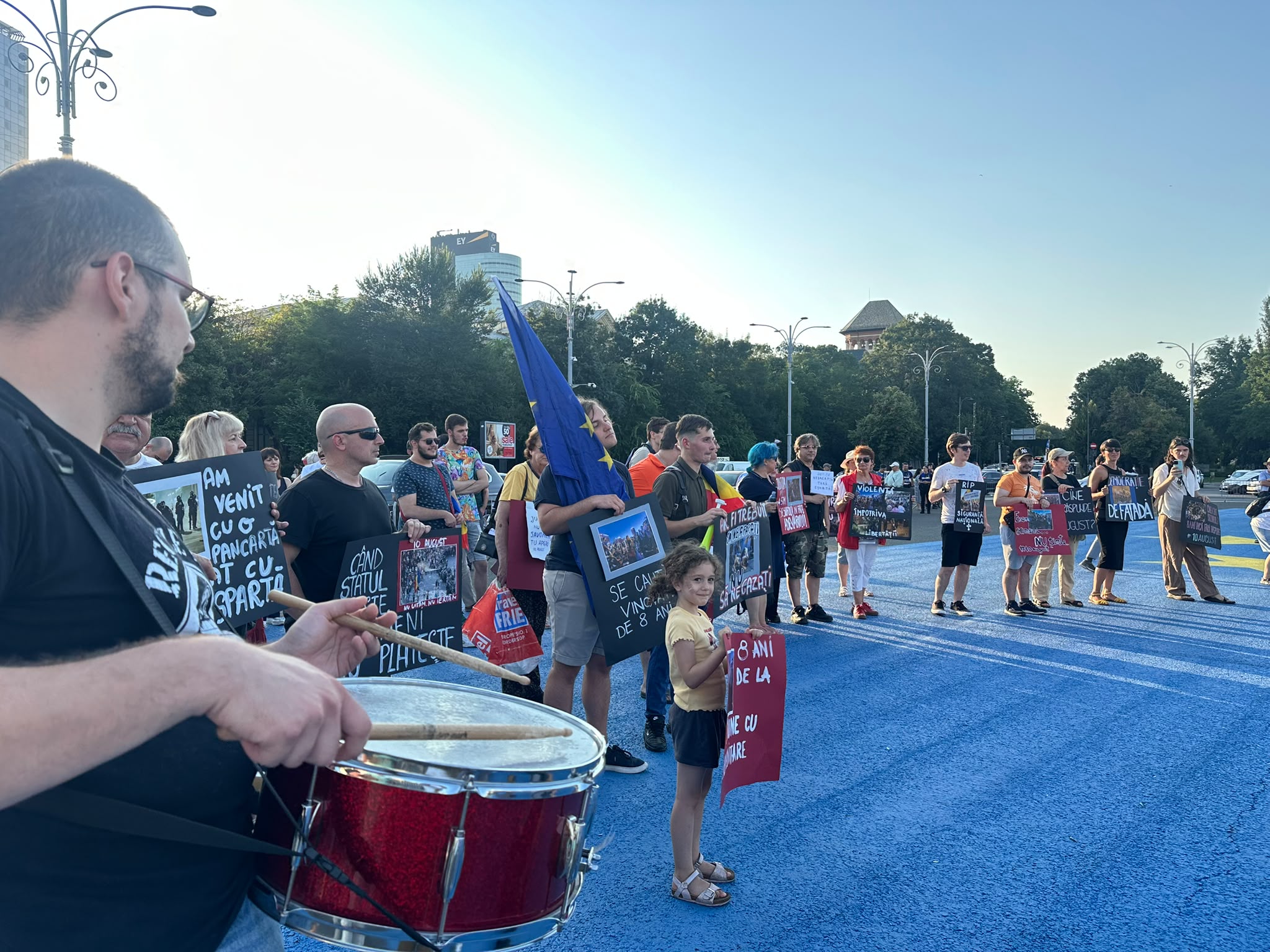 Protest în Piața Victoriei, la 8 ani de la reprimarea mitingului din 10 august. „Ne-au bătut, au scăpat/ Ne-au gazat, i-ați achitat”