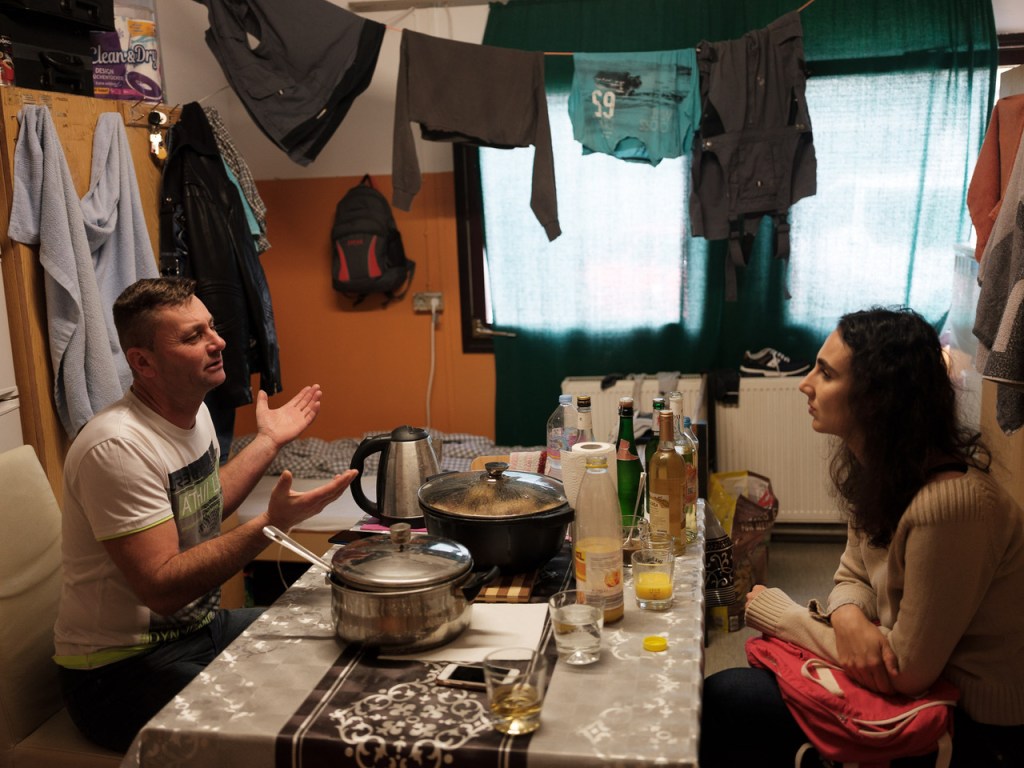 Jurnalista Elena Stancu în „șerpăria” din Griesheim, un complex de cazări pentru muncitorii în construcții, mulți dintre ei români, Germania, noiembrie 2019 Foto: Arhivă personală