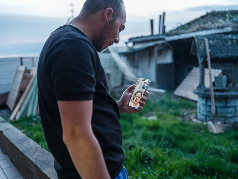 Dorel Moise, 22 de ani, un român care muncește în construcții în Belgia, vorbește pe WhatsApp cu fiica sa, Alesia, 3 ani, care îl așteaptă acasă în România. Bellegem, Belgia, 27 martie 2024 Foto: Cosmin Bumbuț / Teleleu.eu