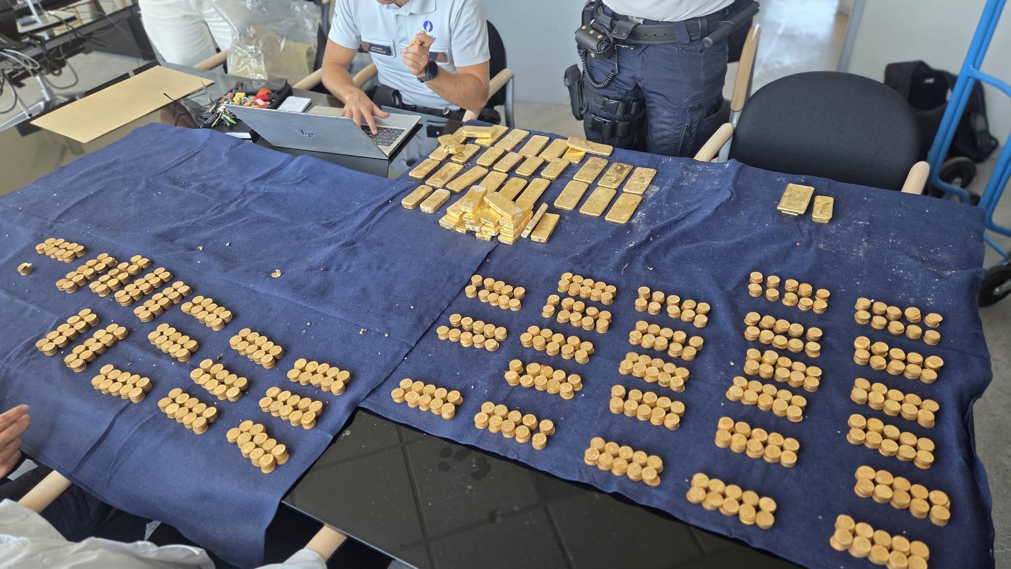 Muncitorii renovau o casă și au găsit aur de 9.000.000 de euro ascuns în pereți. Cine poate păstra comoara