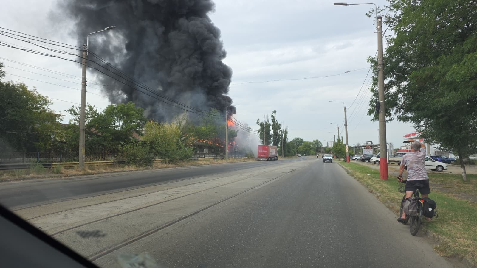 Incendiu puternic lângă rafinăria Lukoil din Ploiești. „Există și riscul unei explozii” / A fost emis un mesaj RO-Alert - HotNews.ro